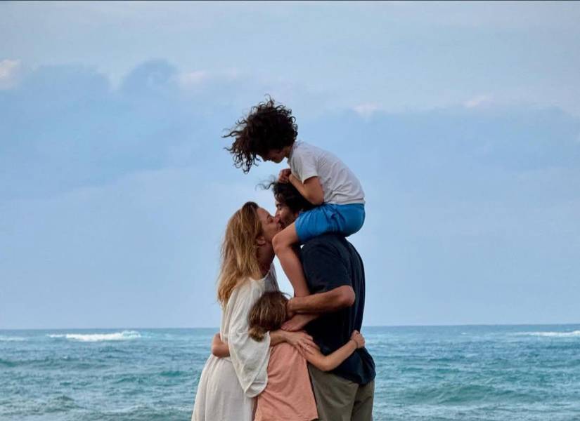 Emily Baldoni y Justin Baldoni junto a sus hijos.