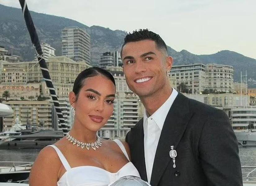 Cristiano Ronaldo y Georgina Rodríguez sosteniendo el trofeo a Máximo goleador histórico de la UEFA Champions League.