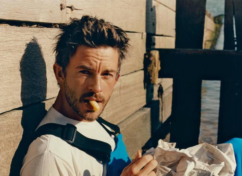 Jonathan Bailey compartió en su cuenta de Instagram varias fotos en honor a su portada en la revista People.