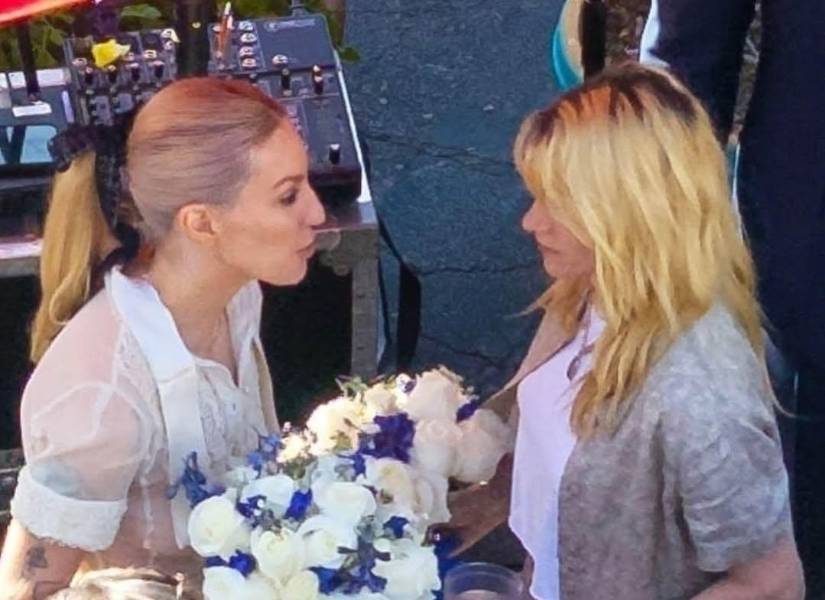 Kristen Stewart y Dylan Meyer con un ramo de flores.