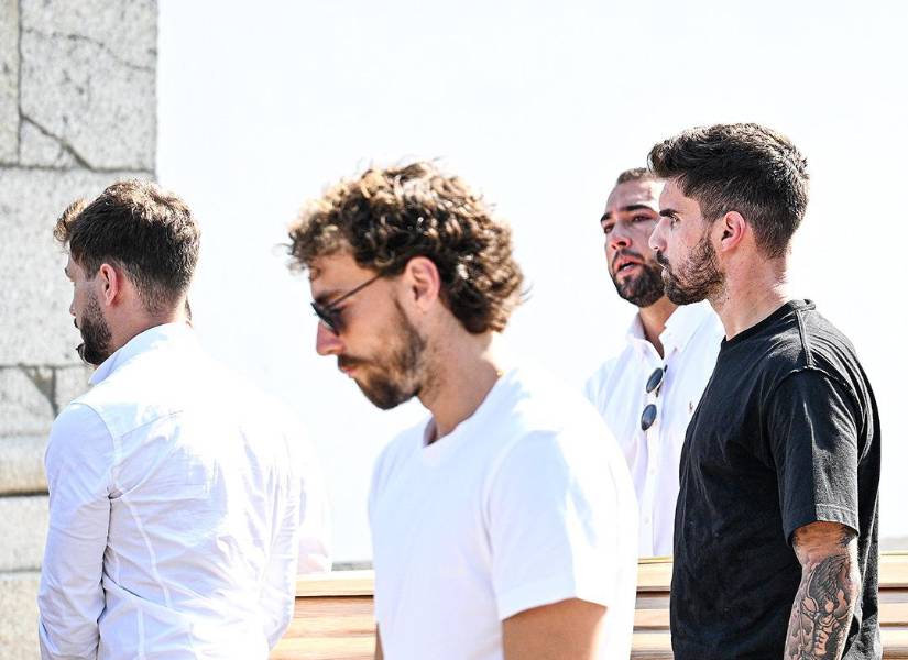 Jugadores sosteniendo el ataúd de Diogo Jota.