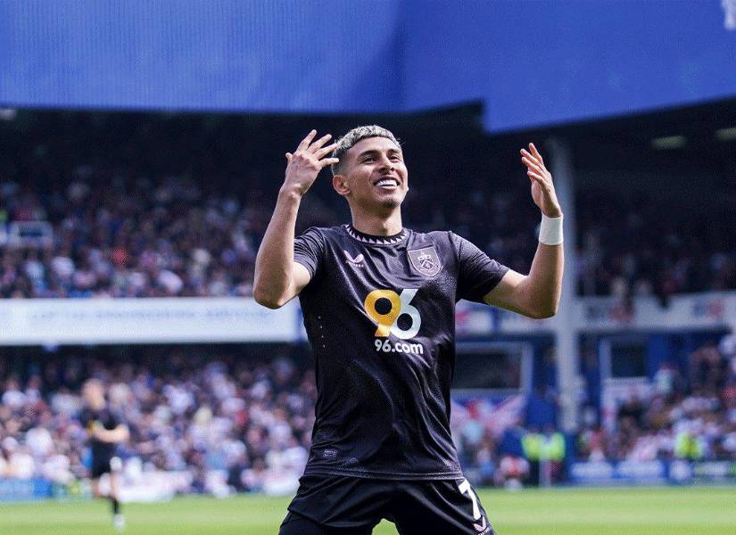 Jeremy Sarmiento anotó dos goles conel Burnley.