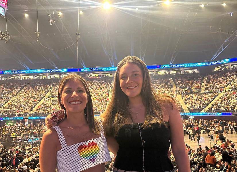 Gaby Díaz y su hija en el coliseo Medplus de Bogotá.