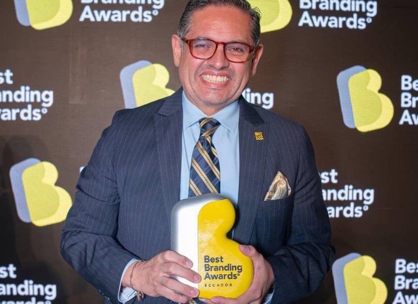 El ministro de Turismo, Mateo Estrella Durán, lleva en sus manos el galardón.