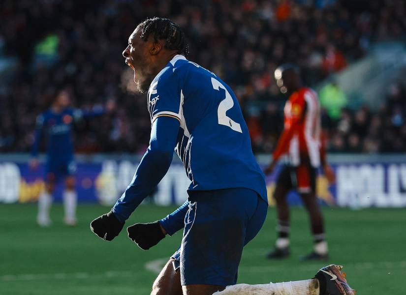 Axel Disasi celebra su gol con el Chelsea contra el Brentford