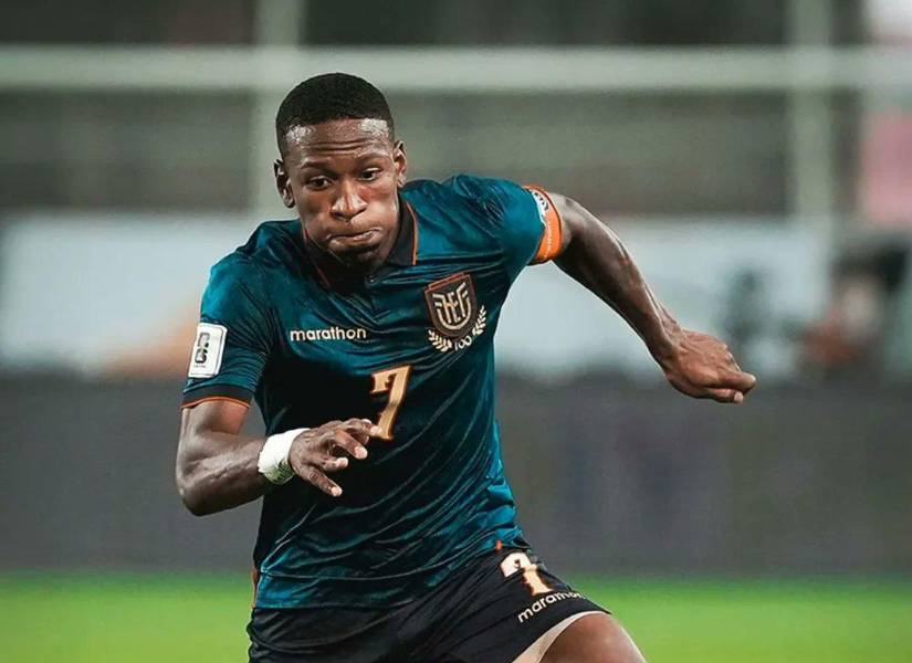 Pervis Estupiñán en un partido con la selección de Ecuador
