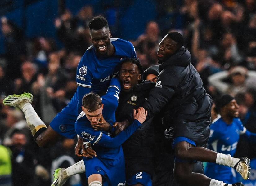 Moisés Caicedo celebrando con sus compañeros la victoria del Chelsea al Manchester United.