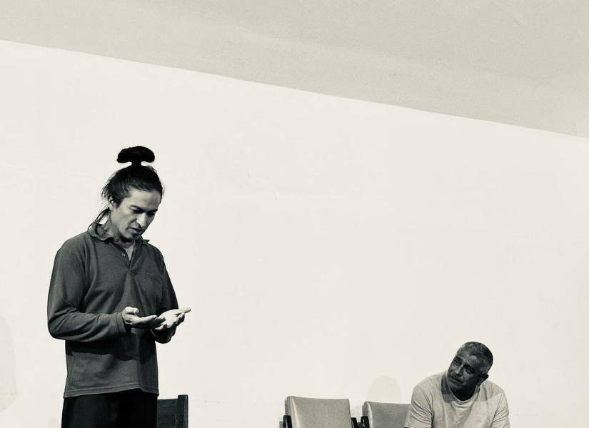 Carlos Valencia y Marco Bustos durante ensayos para la obra teatral