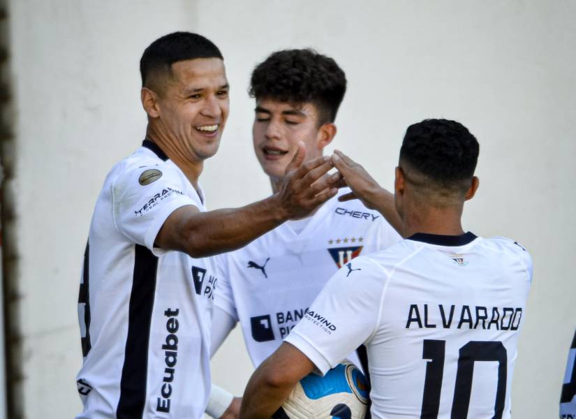 Alex Arce celebra su gol con Alexander Alvarado y Gabriel Villamil