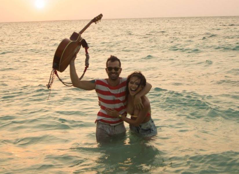 Greeicy junto a su pareja Mike Bahía en el videoclip de Buscándote