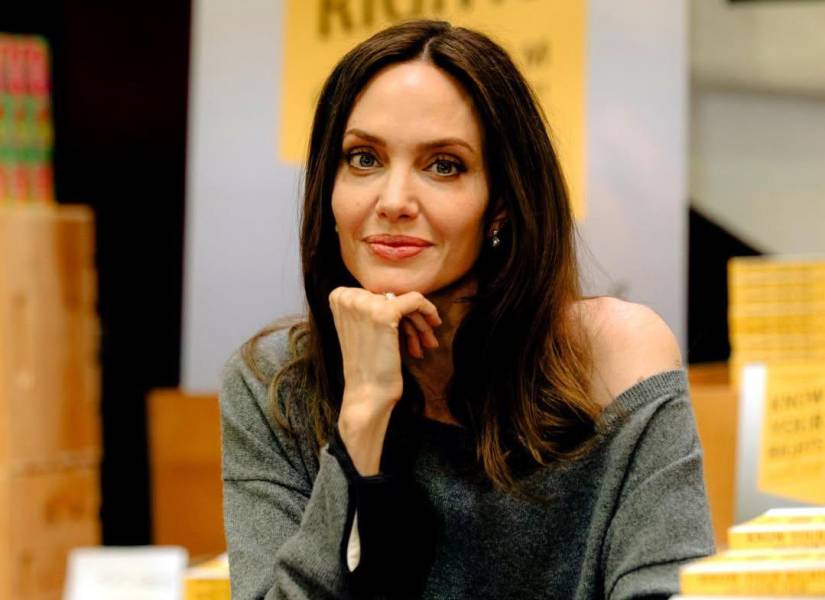 Angelina Jolie durante la firma de libros Know your Rights.