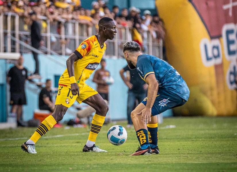 Janner Corozo elude la marca de un jugador del Delfín