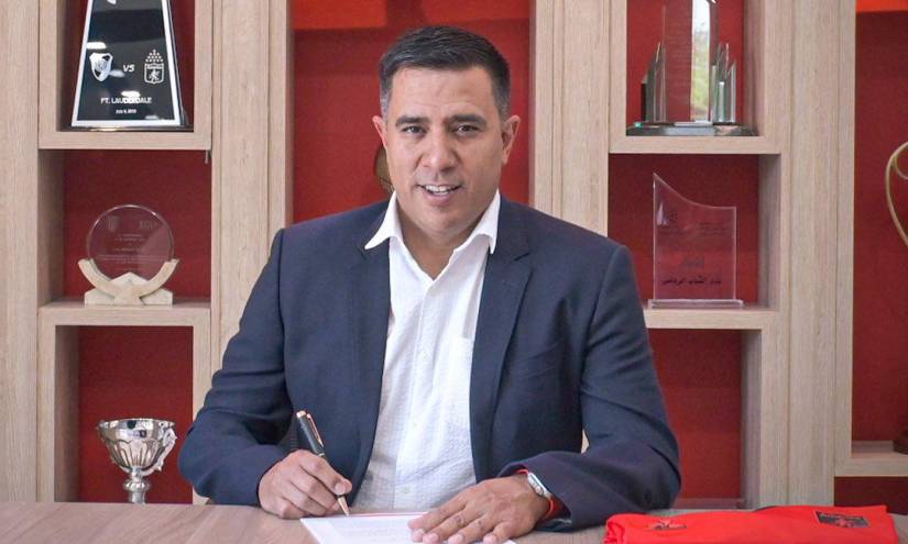 César Farías firma su contrato con el América de Cali