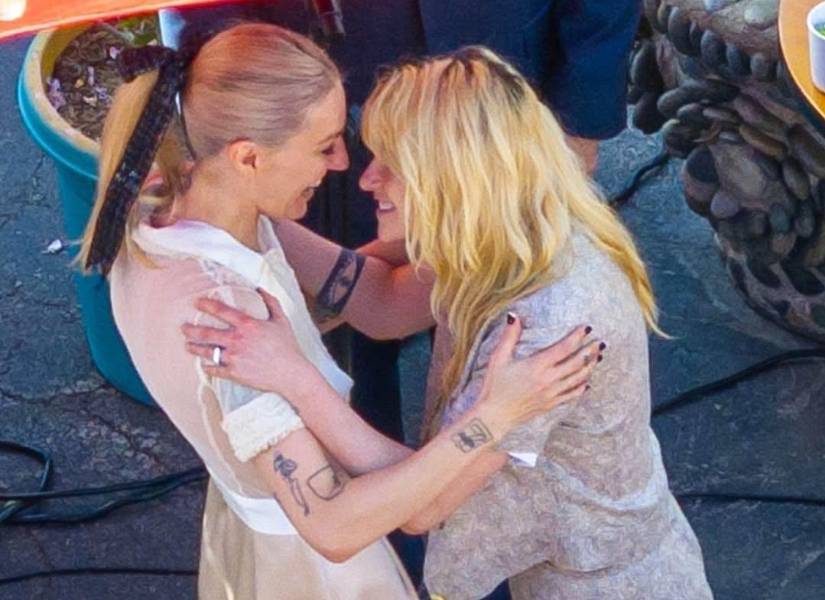 Kristen Stewart y Dylan Meyer dando el Si.