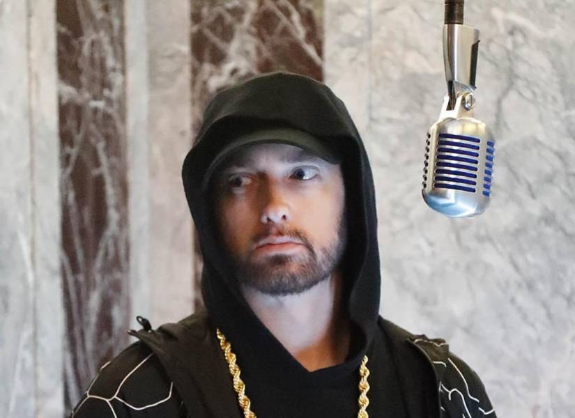 Eminem frente un micrófono