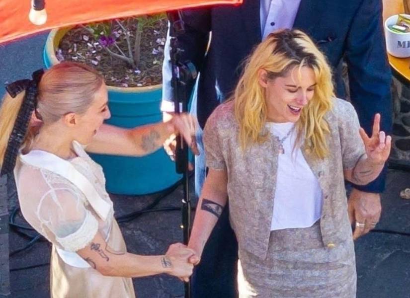 Kristen Stewart y Dylan Meyer leyendo sus votos.