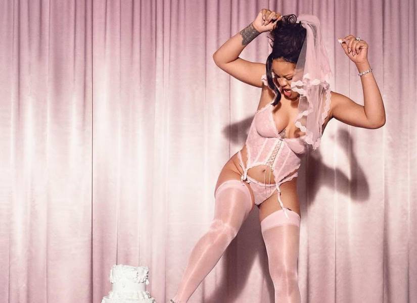 Rihanna luciendo su lencería rosada.