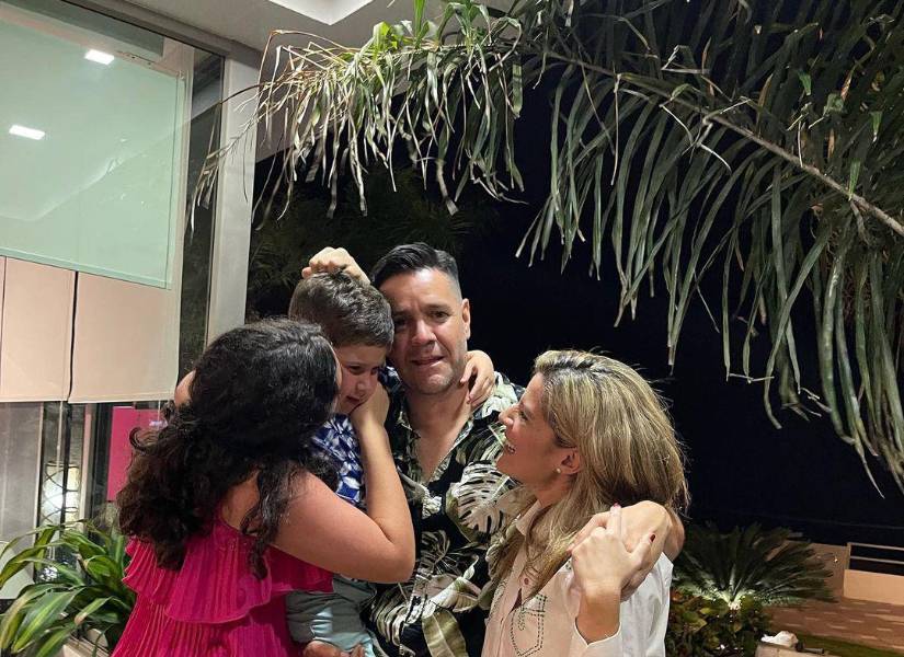 Gaby Díaz junto a sus dos hijos y esposo.