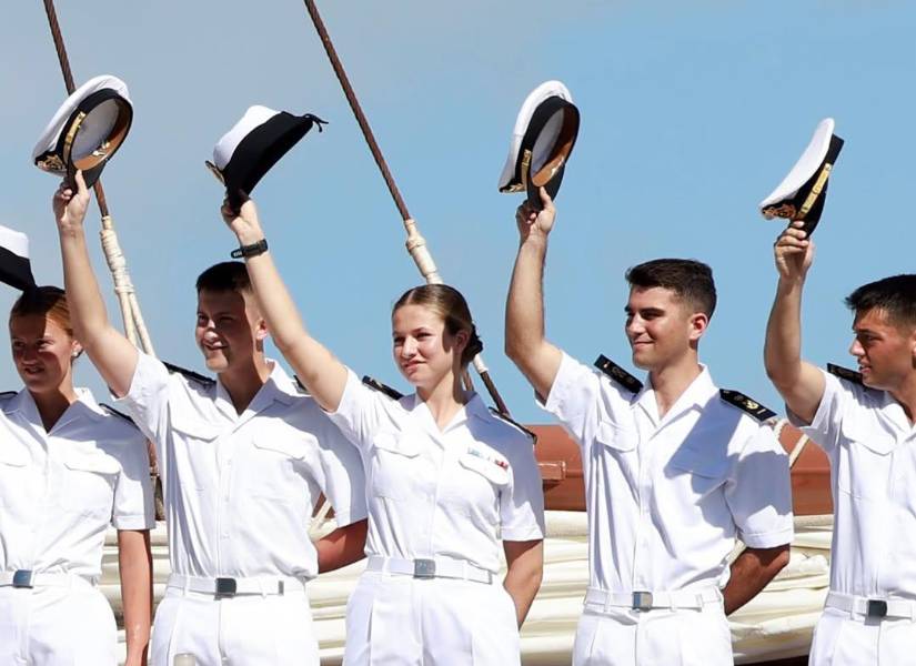 La princesa Leonor junto a sus compañeros guardiamarinas.