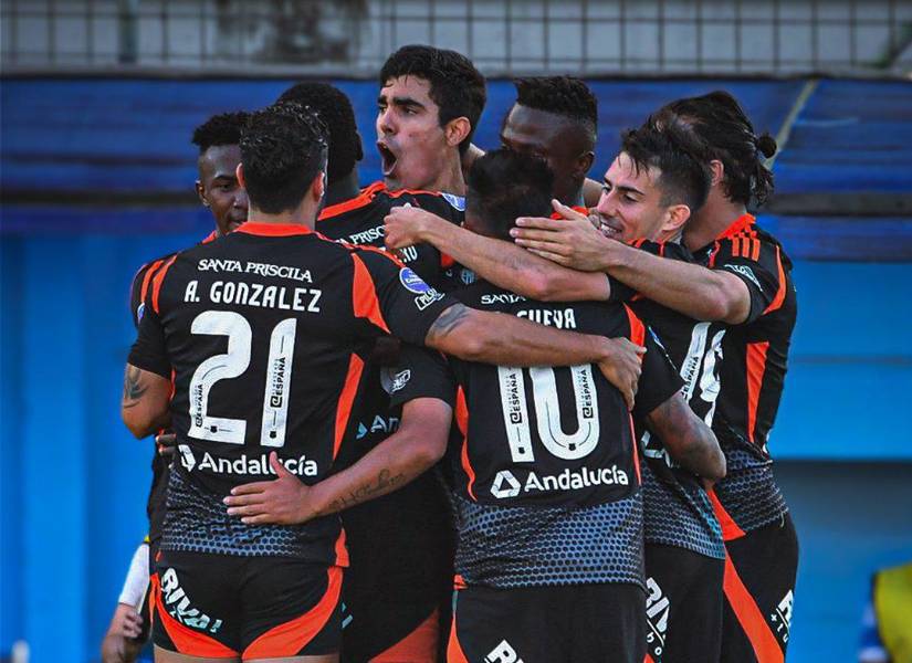 Jugadores de Emelec celebra la victoria ante el Manta FC por la fecha 22 de la LigaPro