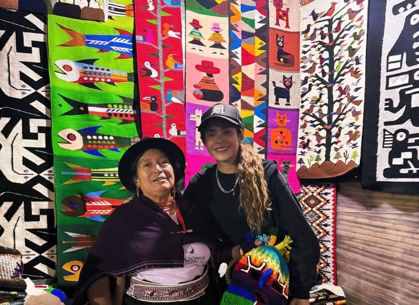 Shakira con una máscara de Diablo Huma.