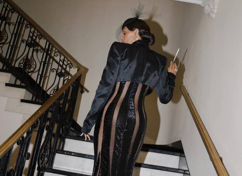 Halle Berry luciendo el vestido en su residencia.