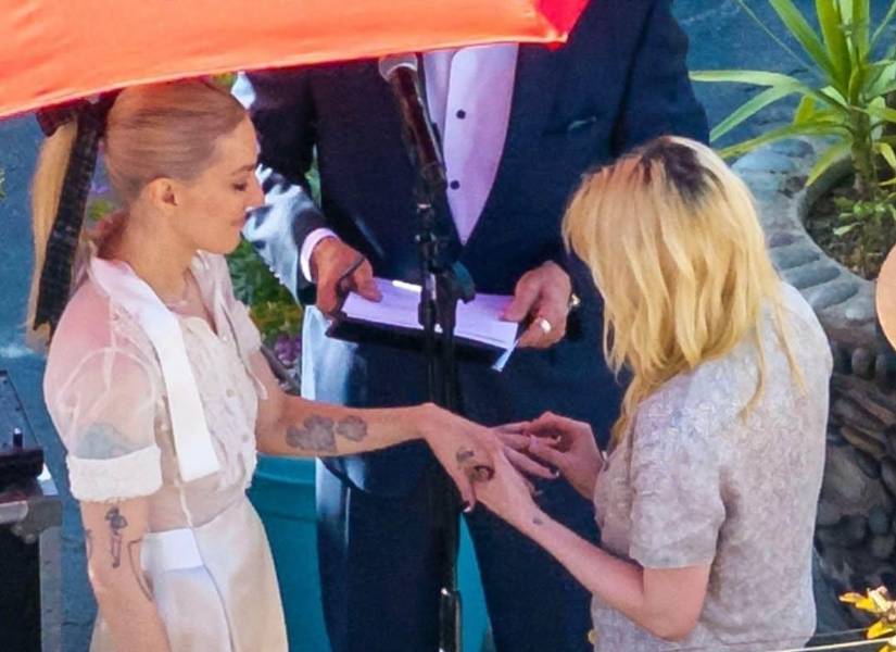 Kristen Stewart y Dylan Meyer intercambiando el anillo.