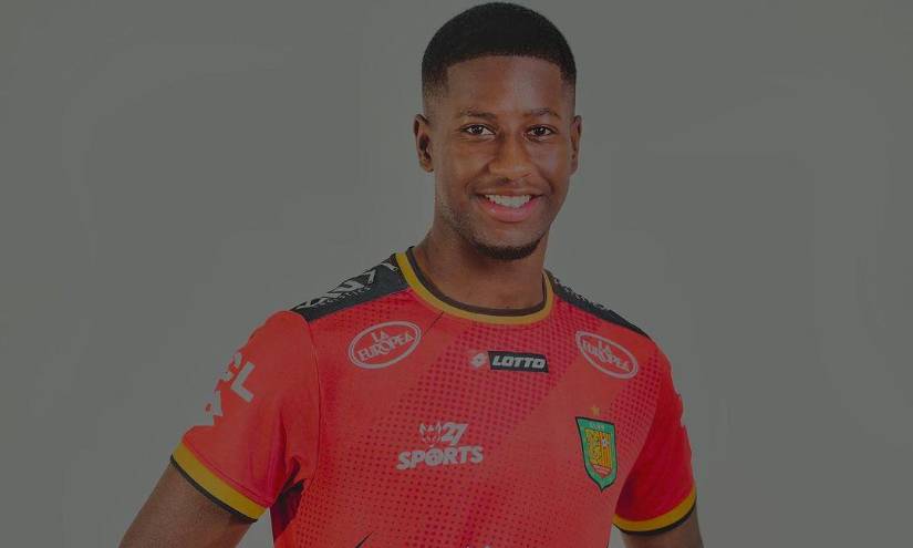 Mayer Méndez posa con la camiseta del Deportivo Cuenca