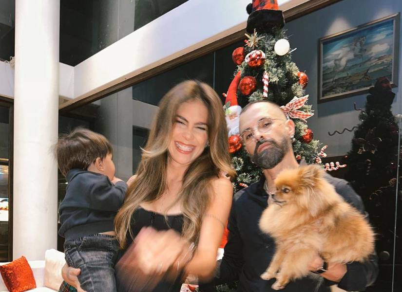 Greeicy, Mike Bahía, su hijo Kai y su mascota en fin de año.