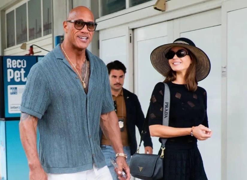 La Roca junto a Emily Blunt en Venecia.