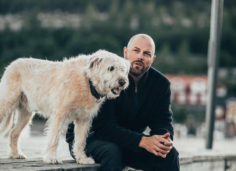 Arthur junto a Mikael Lindnord