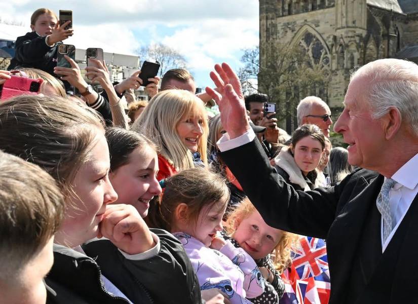El rey Carlos III saludando a los súbditos británicos.