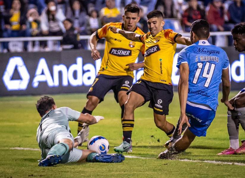 Jugadores de Barcelona SC y Macará.
