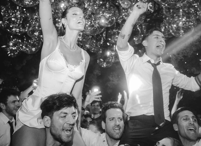 Oriana Sabatini siendo cargada igual que Paulo Dybala