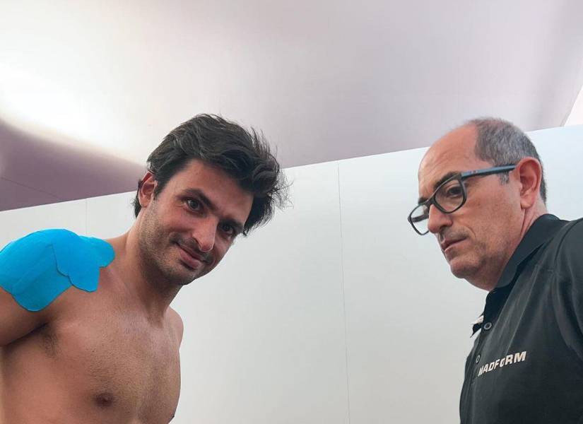 Carlos Sainz junto a su doctor.
