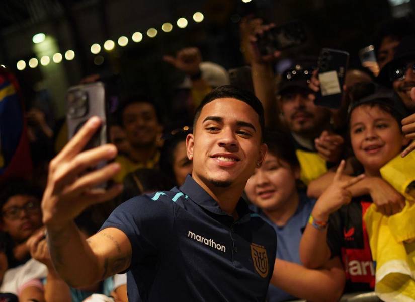 Kendry Páez posa para una selfie que le piden los hinchas de Ecuador.