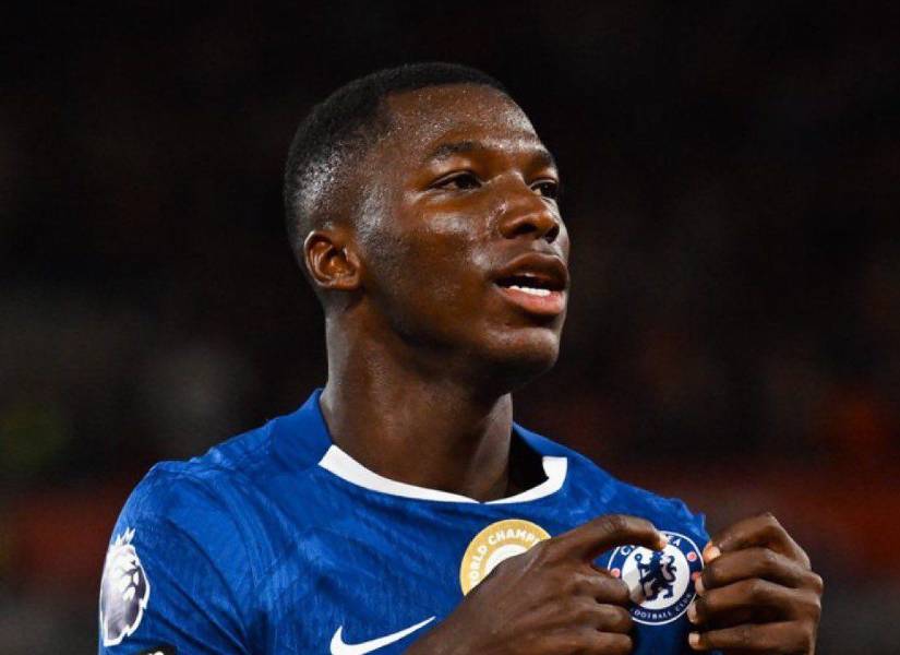 Moisés Caicedo celebra su gol con el Chelsea por la Premier League