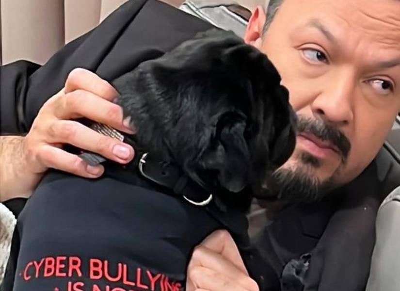 Fotografía de Pepe Aguilar junto a su mascota