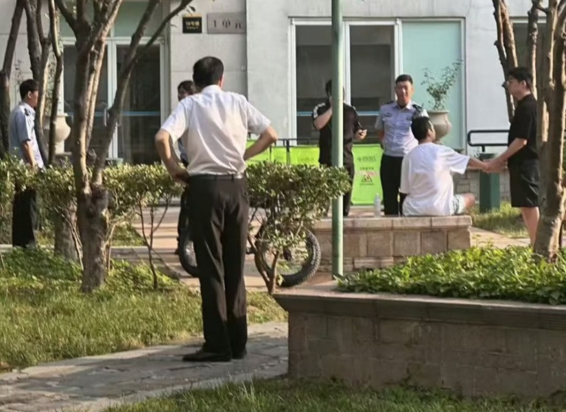 La policía municipal de Beijing en el lugar de los hechos.