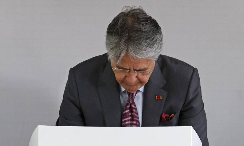 El presidente de Ecuador, Guillermo Lasso, vota para la jornada de elecciones generales en Guayaquil