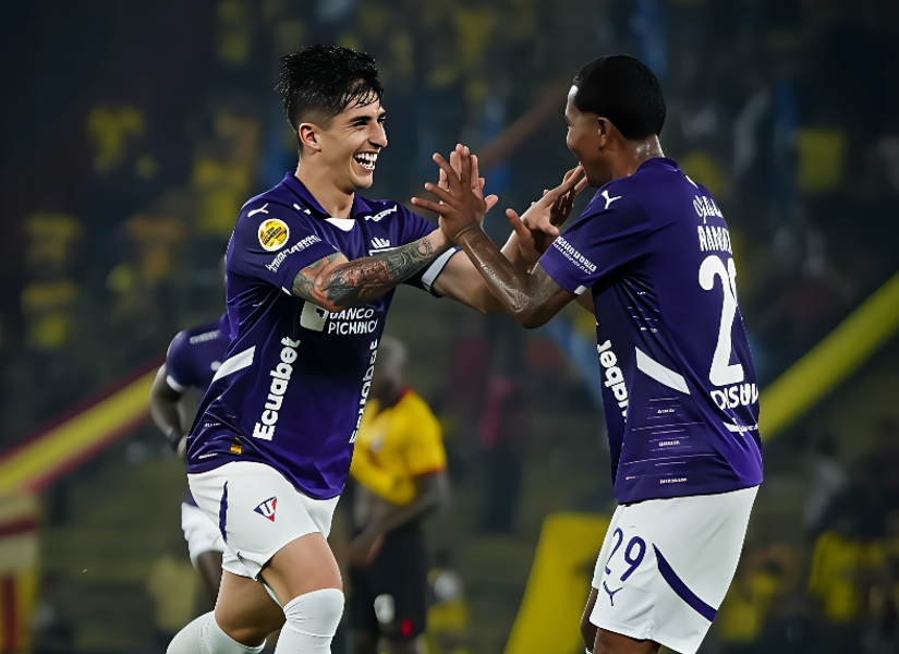 Fernando Cornejo celebrando su golazo ante Barcelona SC, con Bryan Ramírez