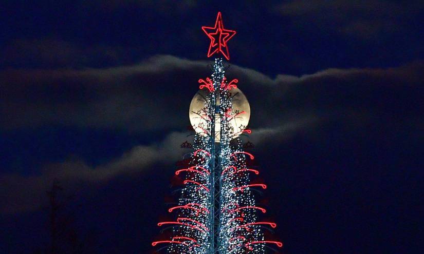 Vista sobre el árbol de navidad del Centro Comercial Liverpool One.