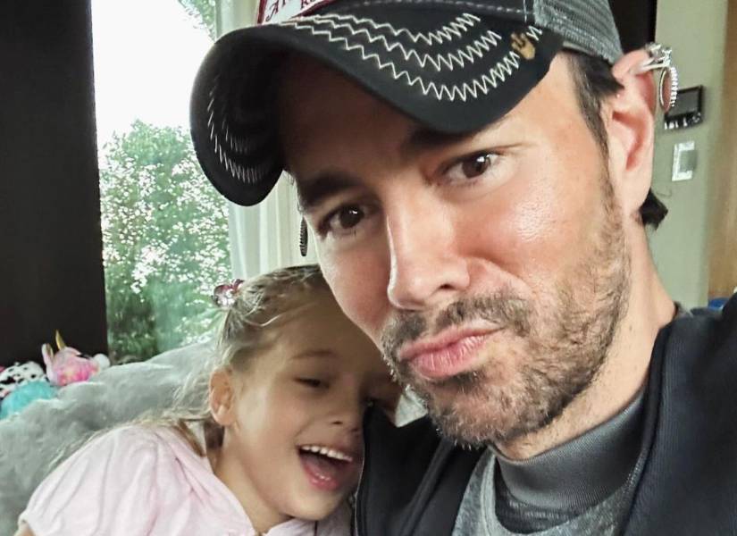 Imagen publicada en Instagram. Enrique Iglesias junto a su hija Lucy, la hermana de Nicholas, riéndose en un sofá.