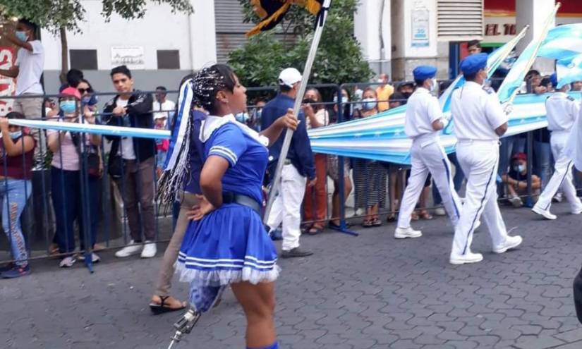 Rubí Andrade desfilando por su colegio en las calles de Guayaquil.