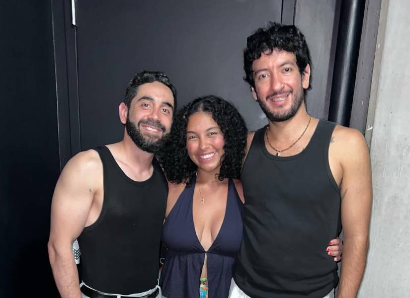 Belén Sánchez junto a Sebastián Ontaneda (i) y Machaka (d).