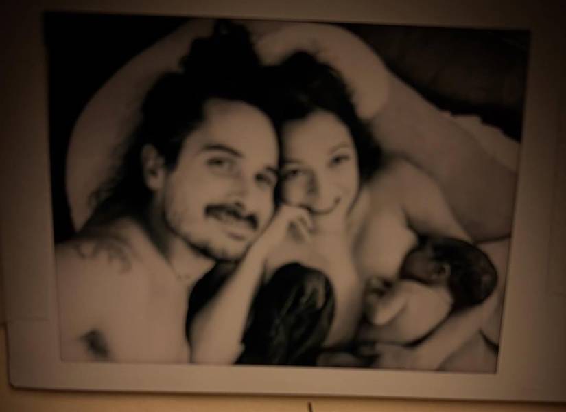 Fotografía de Natalia Lafourcade y su esposo con su bebé recién nacido.