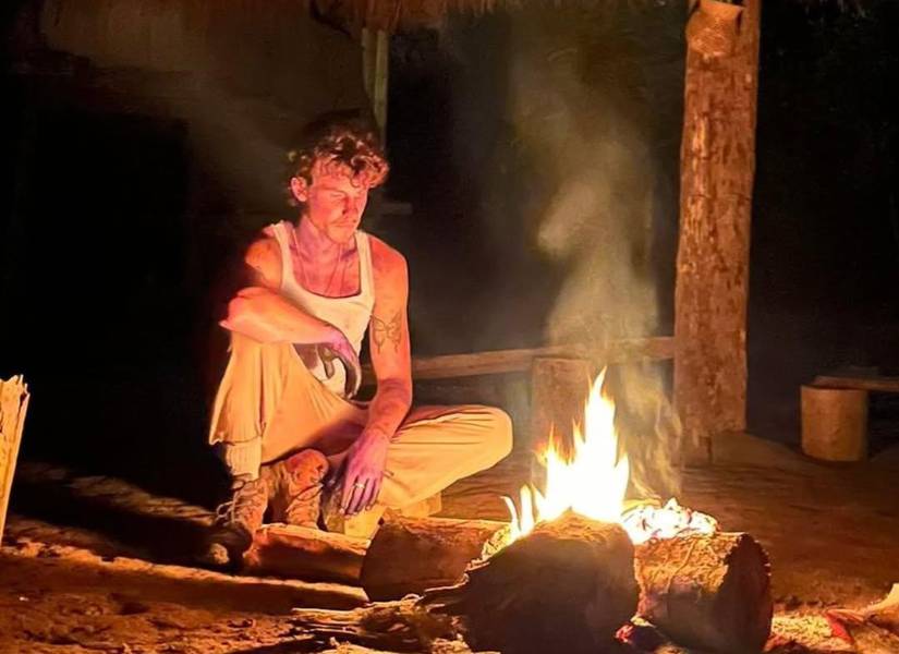 Shawn Mendes observando una fogata en Sarayacu.