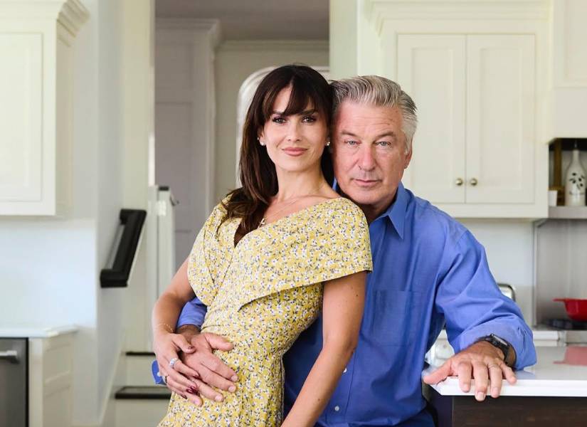 Alec y su esposa, Hilaria Baldwin en la portada de The Baldwins.