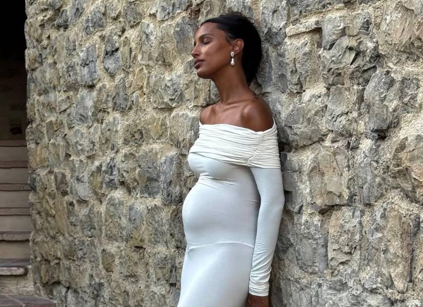 Jazmine Tookes luciendo su barriga de embarazo.