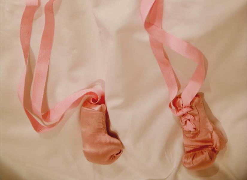 Los guantecitos rosa que acompañaron el carrusel de fotografías.